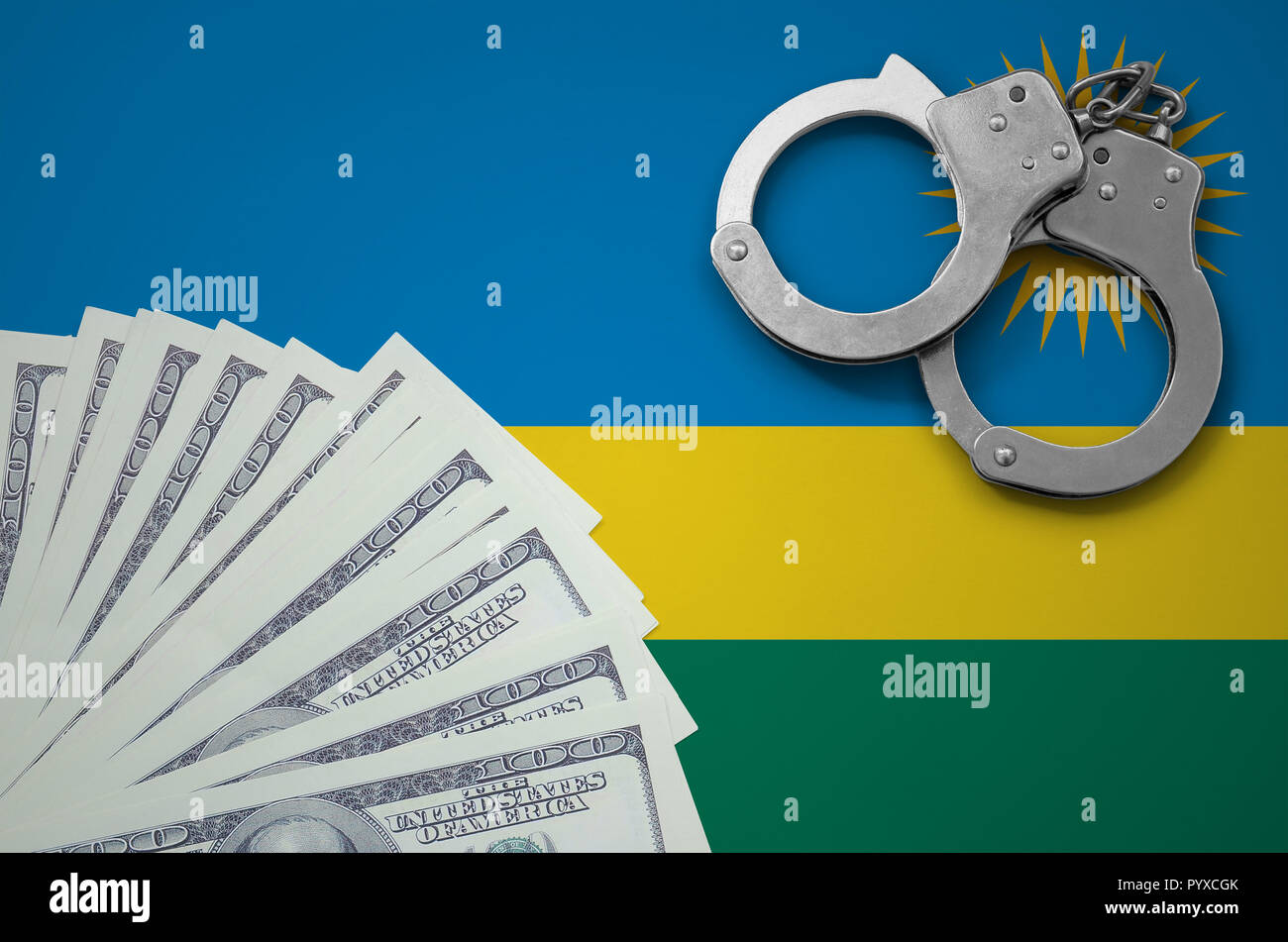 Ruanda bandiera con le manette e un fascio di dollari. Il concetto di illegale delle operazioni bancarie in valuta statunitense. Foto Stock