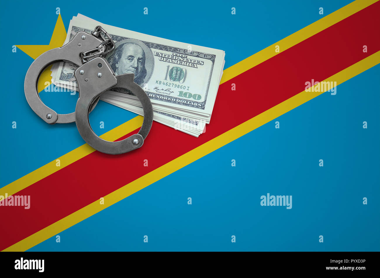 Repubblica democratica del Congo bandiera con le manette e un fascio di dollari. Il concetto di infrangere la legge e ladri crimini. Foto Stock
