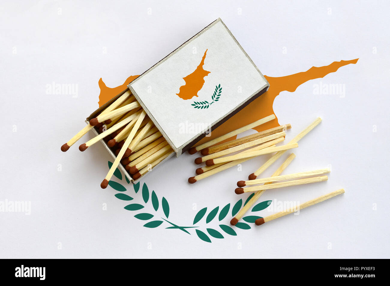 Bandiera di Cipro è mostrato su un open matchbox, da cui diversi corrisponde a caduta e giace su di una bandiera di grandi dimensioni. Foto Stock