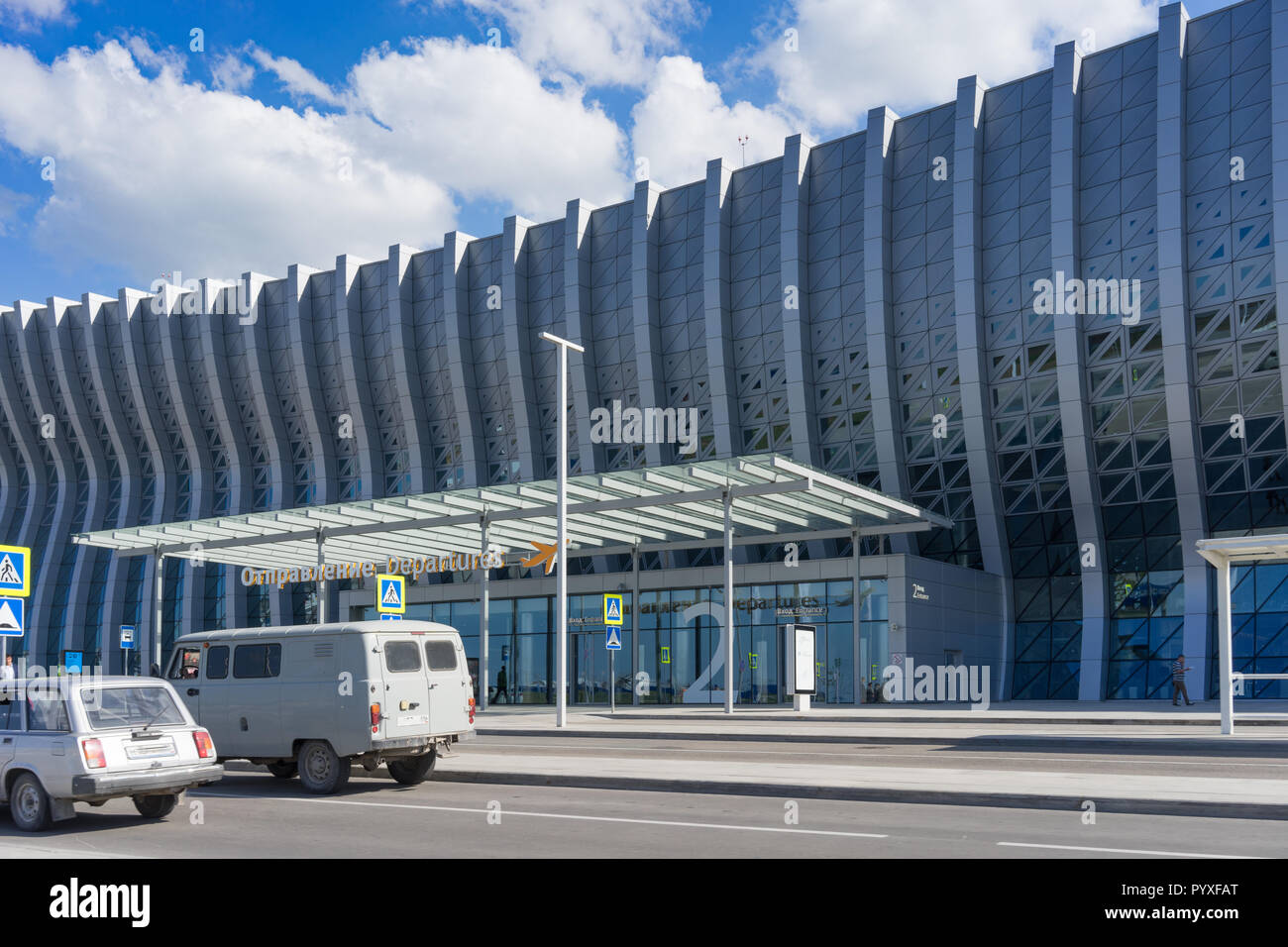 Simferopol, Crimea-maggio 22, 2018: automobili all'entrata dell'aeroporto moderno edificio. Foto Stock