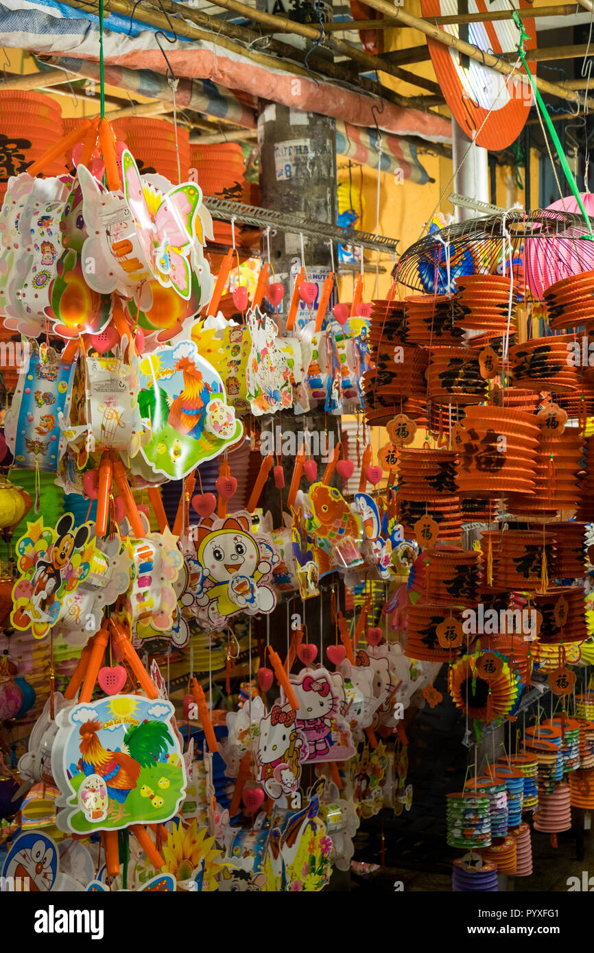 Lanterne in vendita in Chinatown, Ho Chi Minh City, Vietnam per il festival di metà autunno Foto Stock