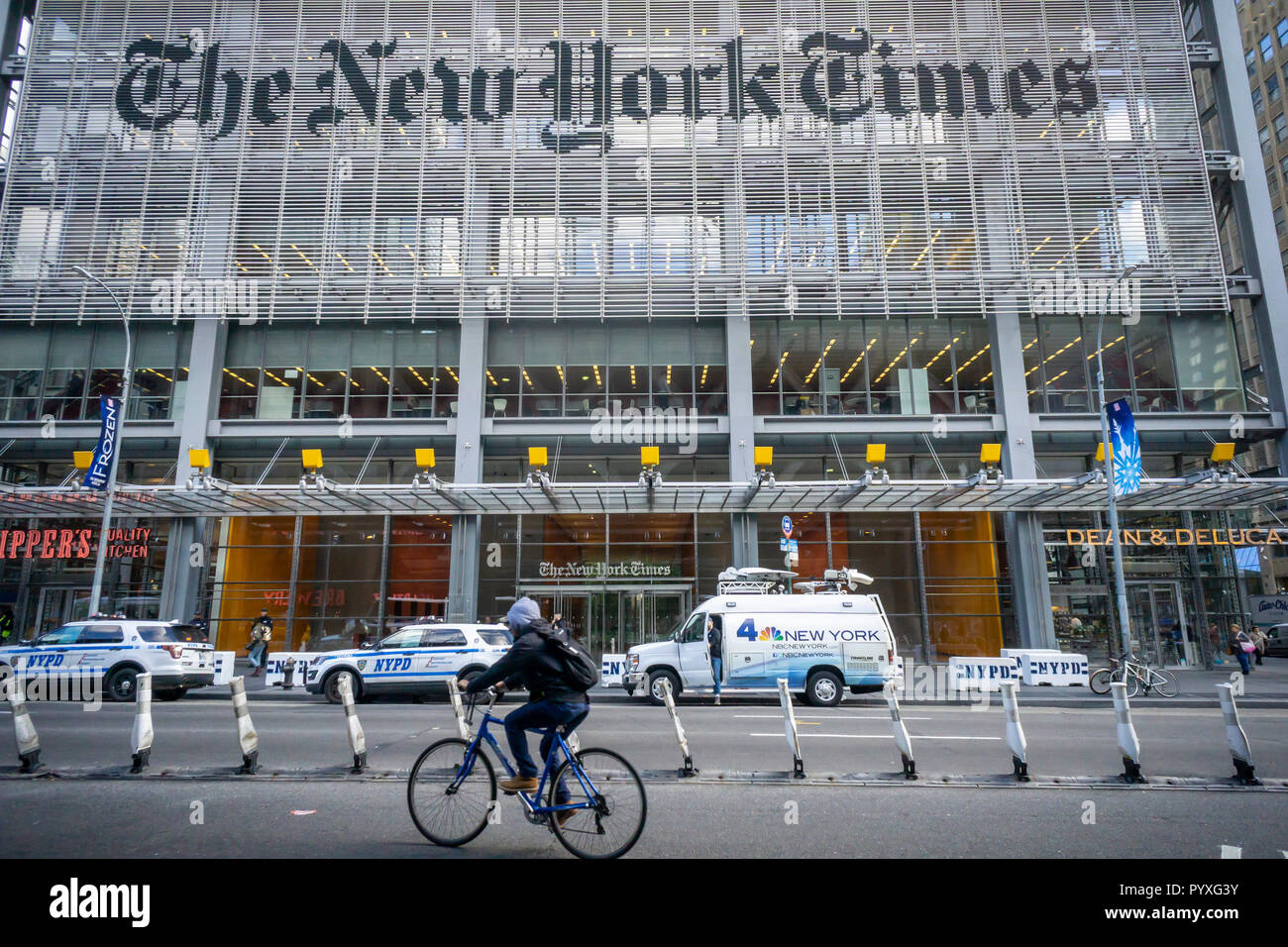 NYPD veicoli e un NBC trasmetterà van al di fuori degli uffici del New York Times media empire in Midtown a New York il Mercoledì, 24 ottobre 2018. Un certo numero di dispositivi esplosivi sono stati ricevuti oggi da vari politici e i media outlet CNN. (Â© Richard B. Levine) Foto Stock