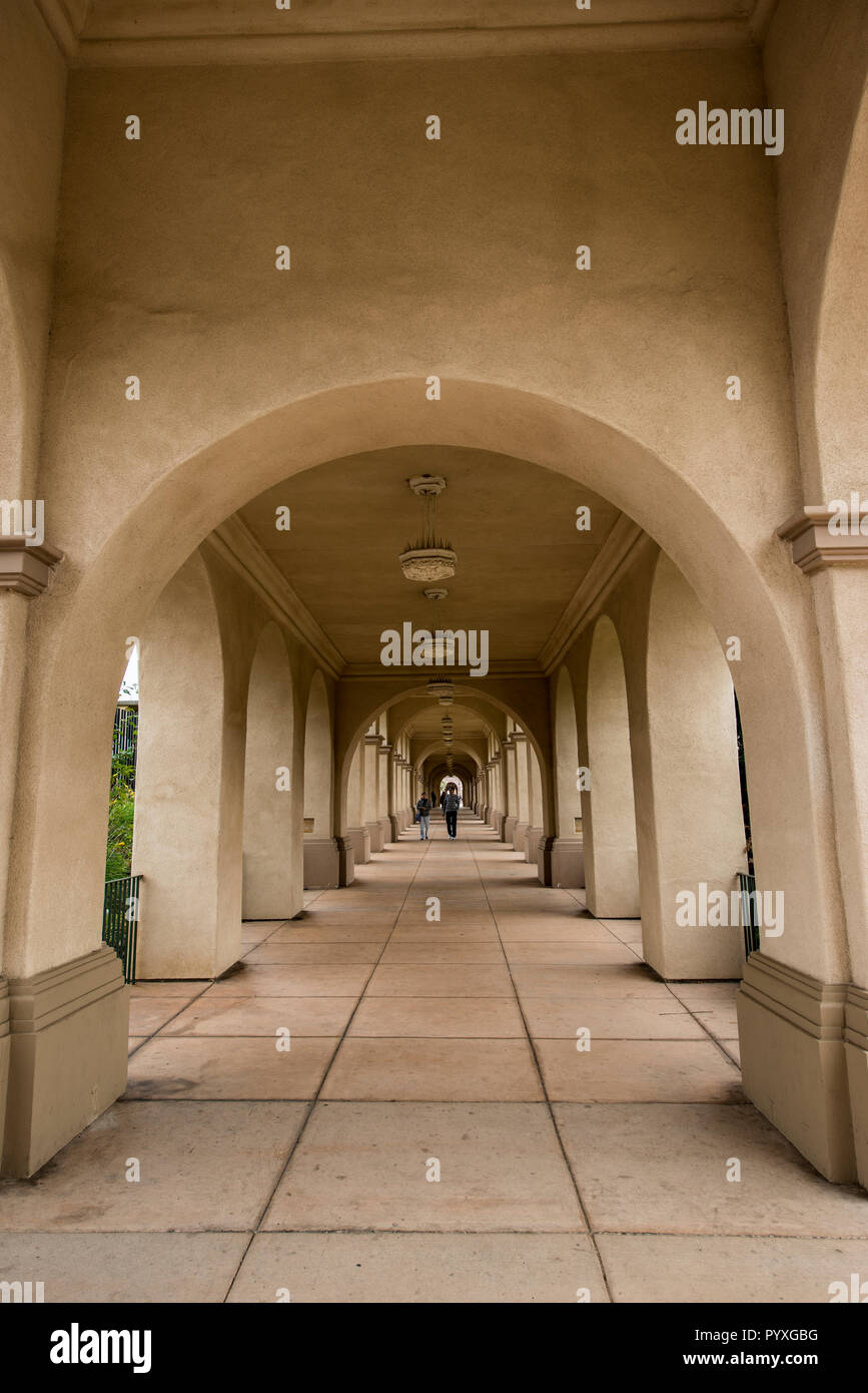 Archway corridoio, villaggio posto, Balboa Park, San Diego, California. Foto Stock