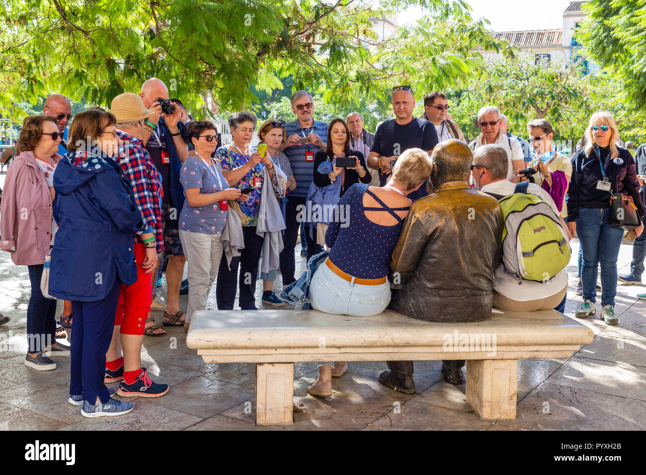 Gruppo di Tour fotografie di Pablo Picasso statua in Plaza Merced, Malaga, Andalusia, Spagna Foto Stock
