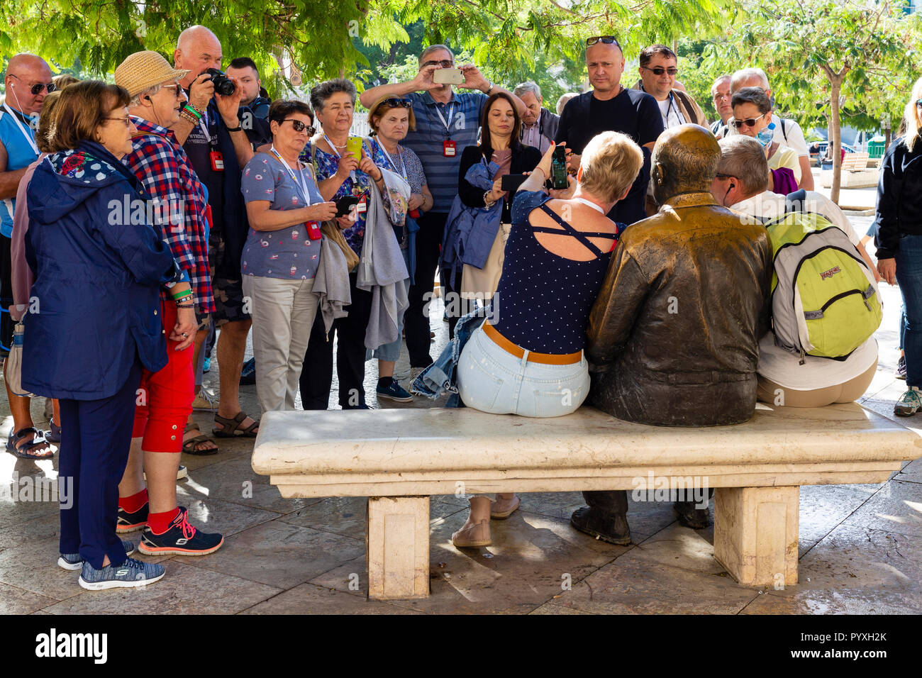 Gruppo di Tour fotografie di Pablo Picasso statua in Plaza Merced, Malaga, Andalusia, Spagna Foto Stock