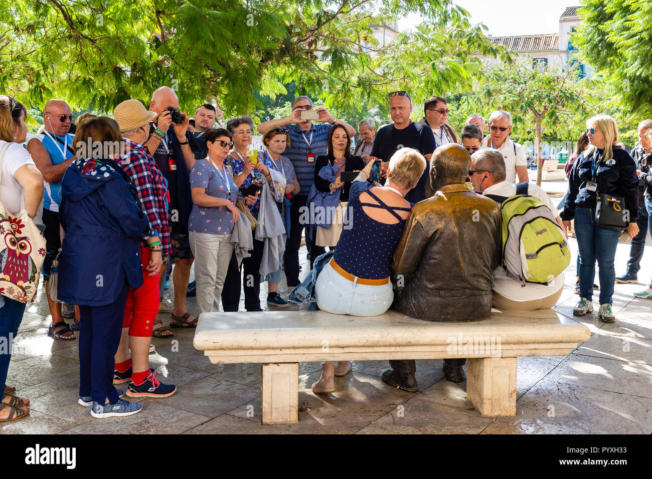 Gruppo di Tour fotografie di Pablo Picasso statua in Plaza Merced, Malaga, Andalusia, Spagna Foto Stock