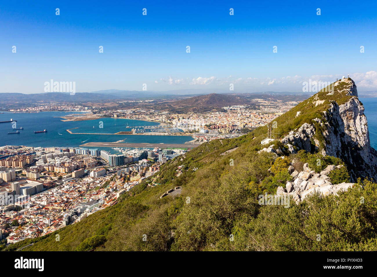 Rocca di Gibilterra con una vista sulla roccia batteria pistola a Gibilterra la città e la baia di Gibilterra Gibilterra Aeroporto Internazionale e per la Spagna Foto Stock