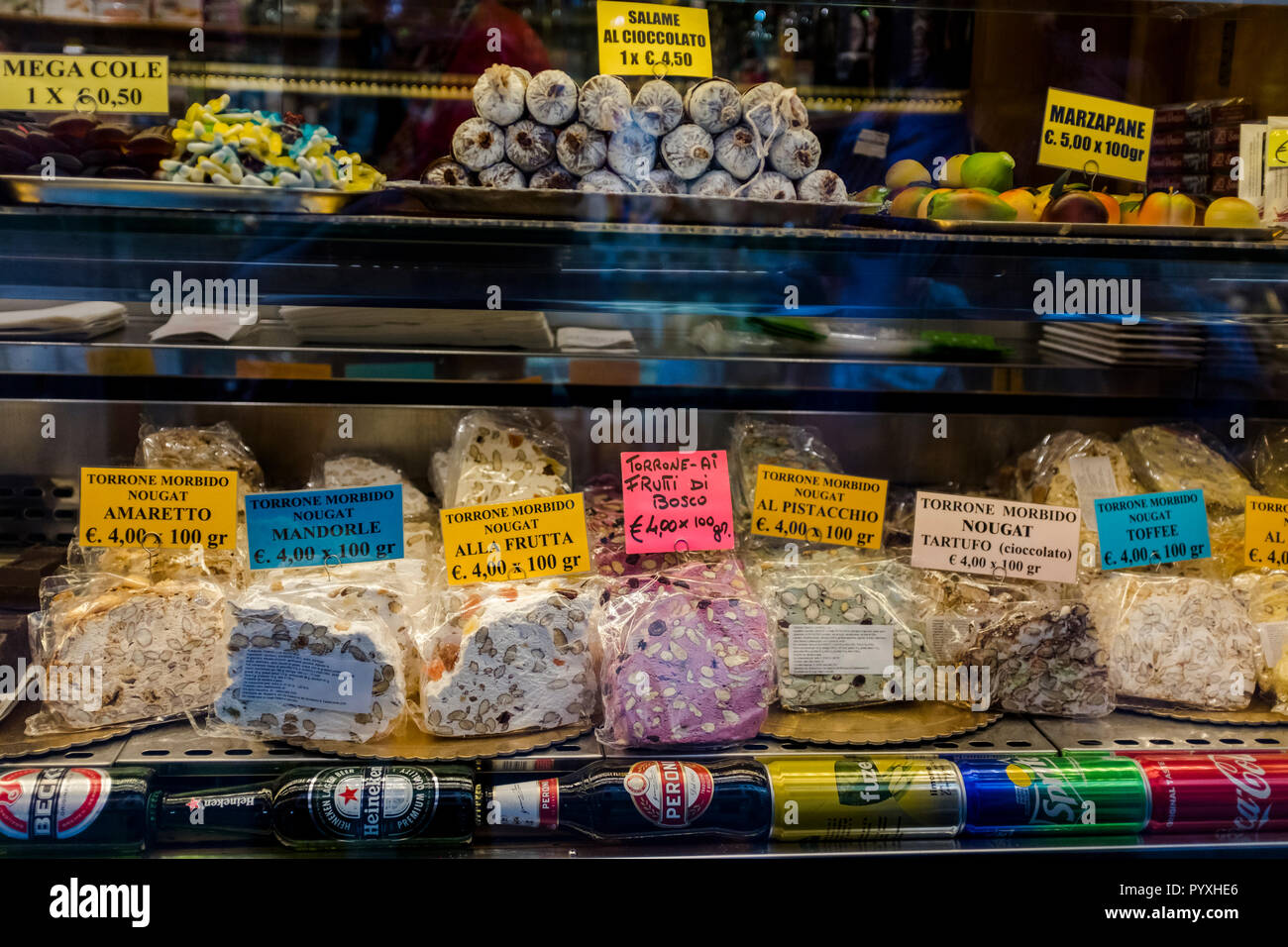 Vetrina, visualizzando il torrone, marzapane e altri dolci su una piccola strada a Venezia, Italia Foto Stock
