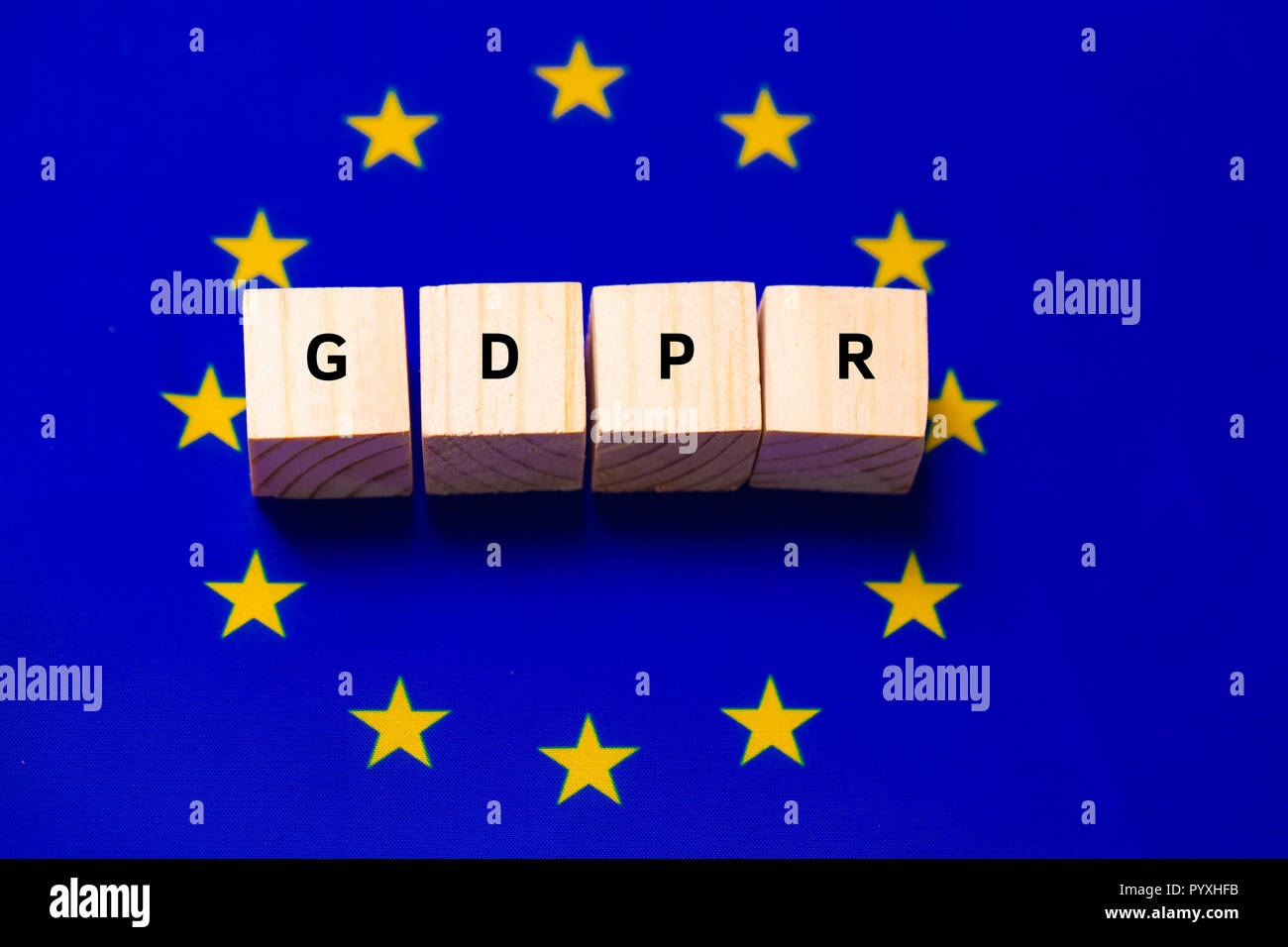 Il PILR parola scritta nel cubo di legno sulla bandiera UE sullo sfondo Foto Stock