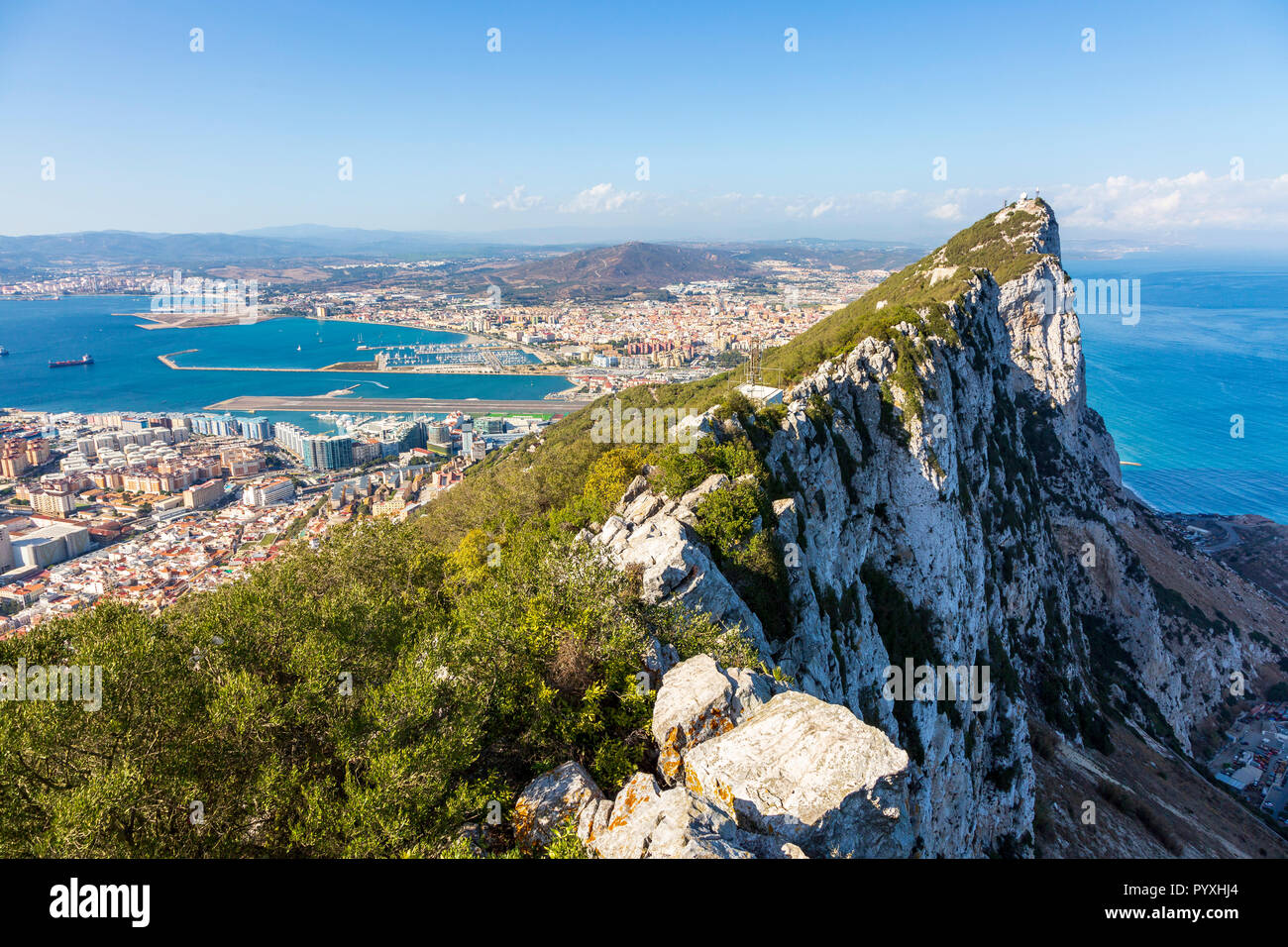 Rocca di Gibilterra con una vista sulla roccia batteria pistola a Gibilterra la città e la baia di Gibilterra Gibilterra Aeroporto Internazionale e per la Spagna Foto Stock