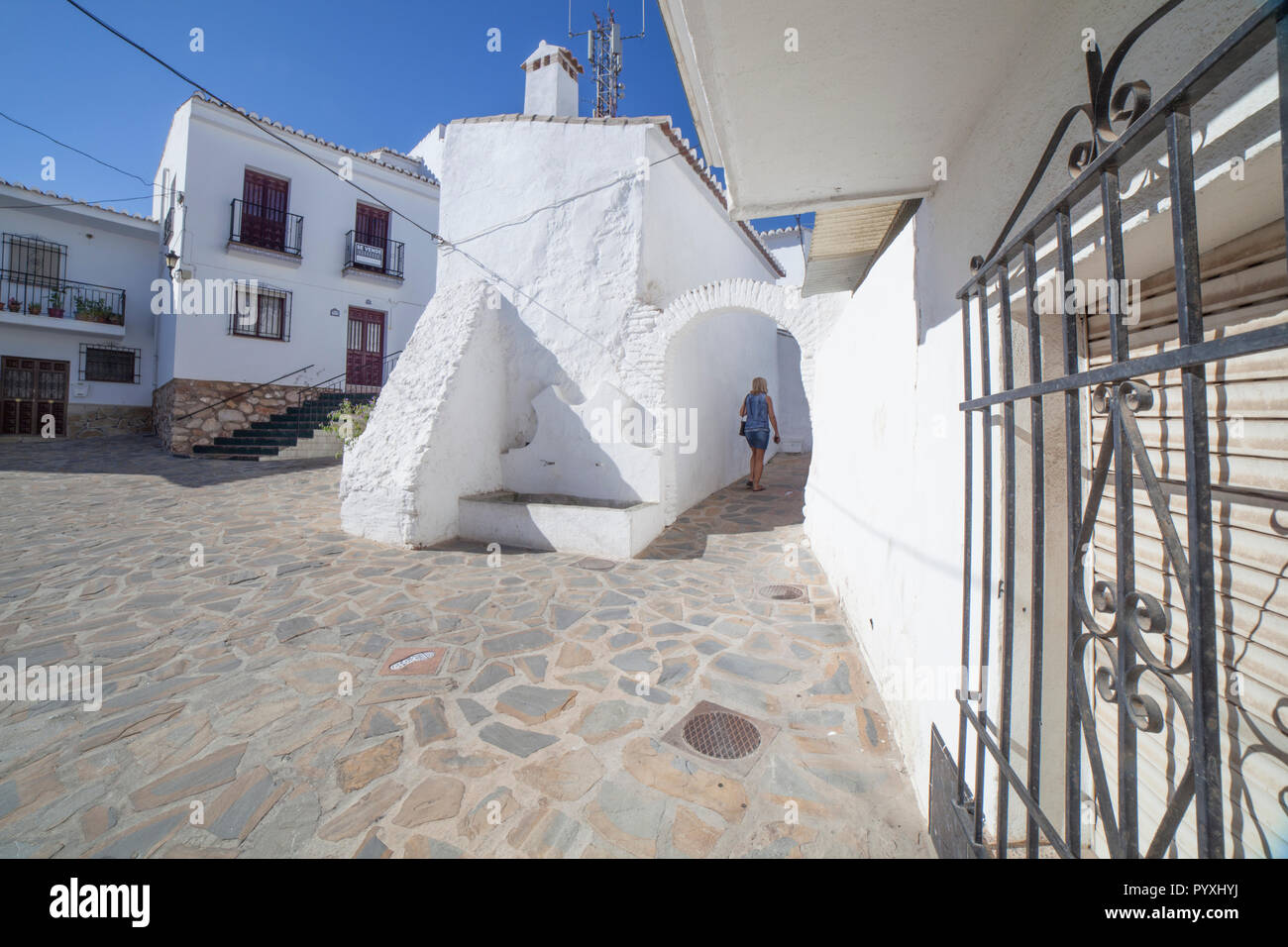 Tourist donna matura visitando Comares, bianco villaggio sulla collina di montagne di Malaga, Andalusia, Spagna Foto Stock