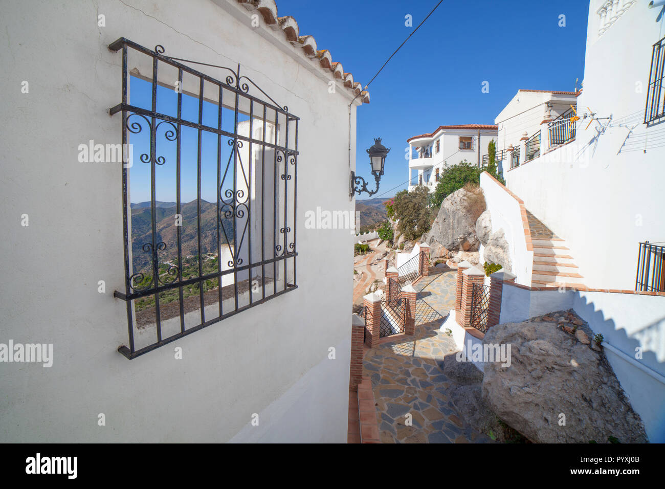 Paesaggio di montagna attraverso la finestra aperta in corrispondenza di Comares villaggio bianco, montagne di Malaga, Andalusia, Spagna Foto Stock