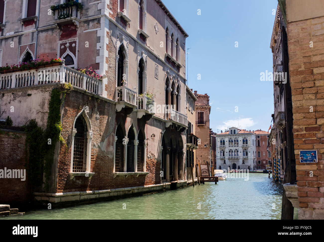 Una vista lungo i canali di Venezia, Italia Foto Stock