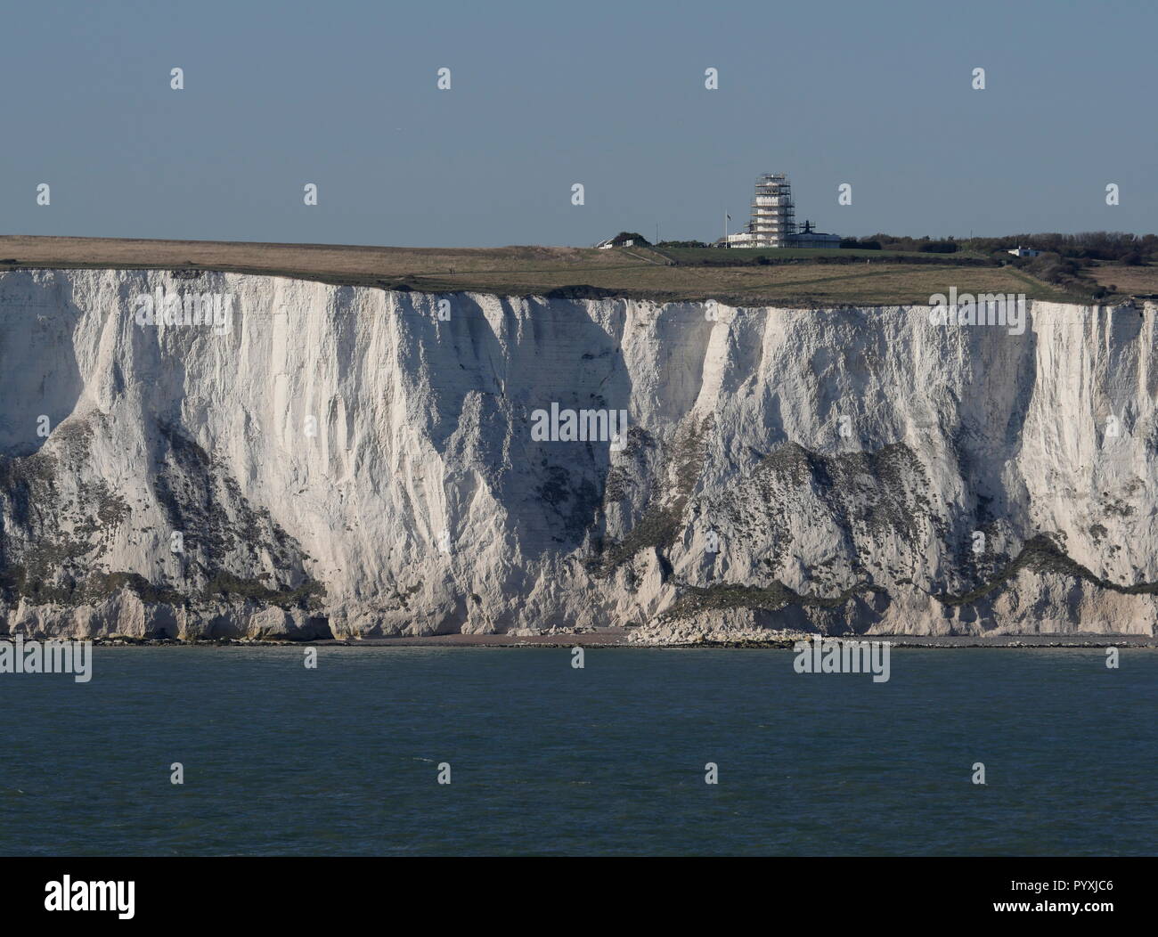 AJAXNETPHOTO. 2018. DOVER, Inghilterra. - BLIGHTY - costa inglese - Le Bianche Scogliere di Dover e SOUTH FORELAND FARO. Foto:JONATHAN EASTLAND/AJAX REF:GX8 180910 900 Foto Stock