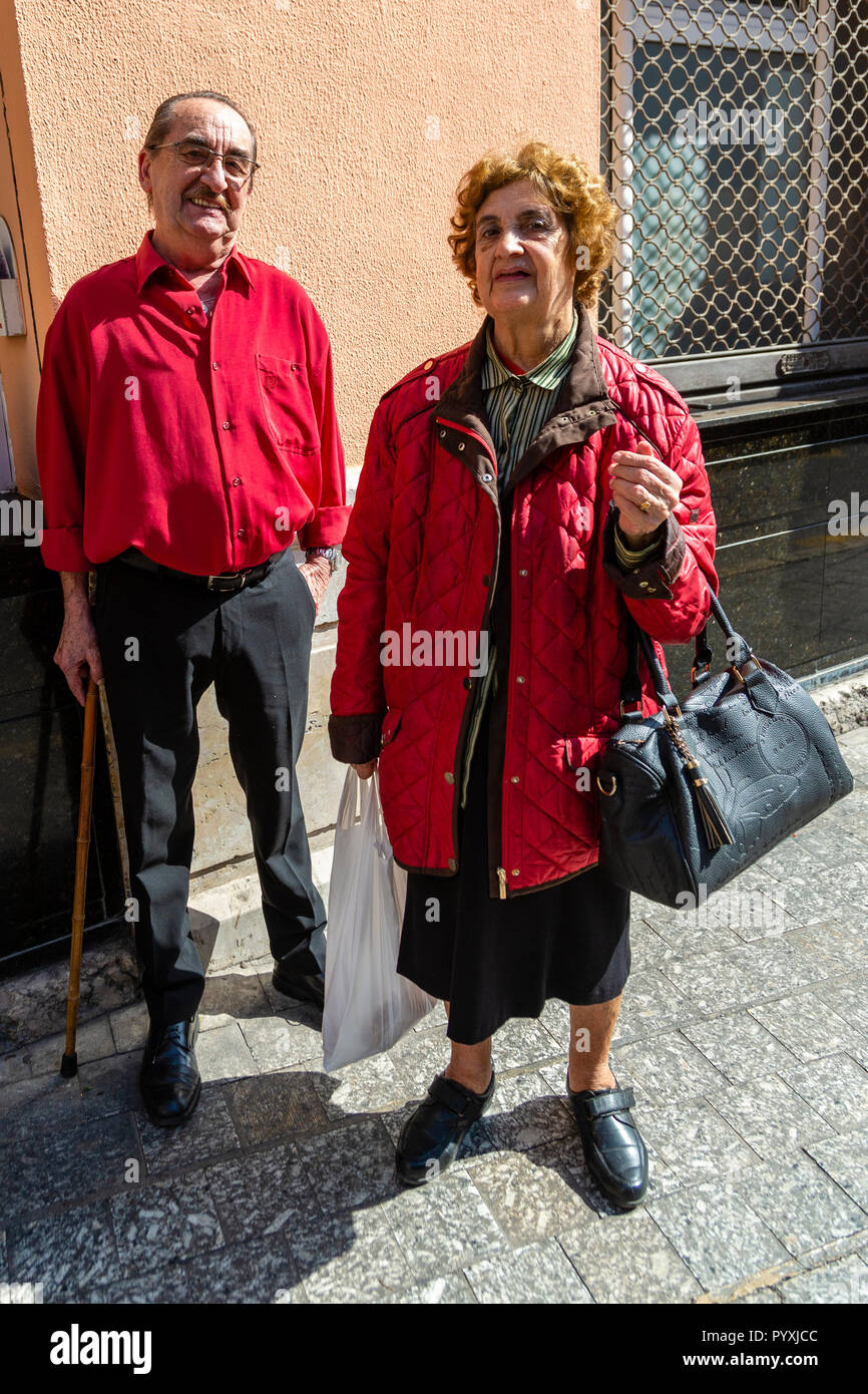 Anziani Spagna giovane sia di adattamento da indossare indumenti di colore rosso Foto Stock