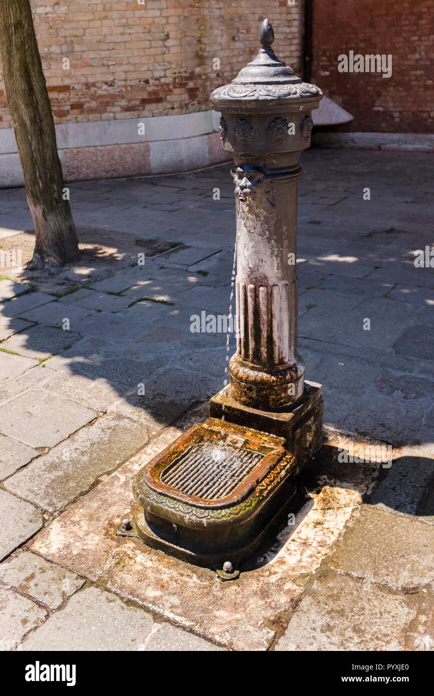 Una pubblica fontana in una piazza di Venezia, Italia Foto Stock