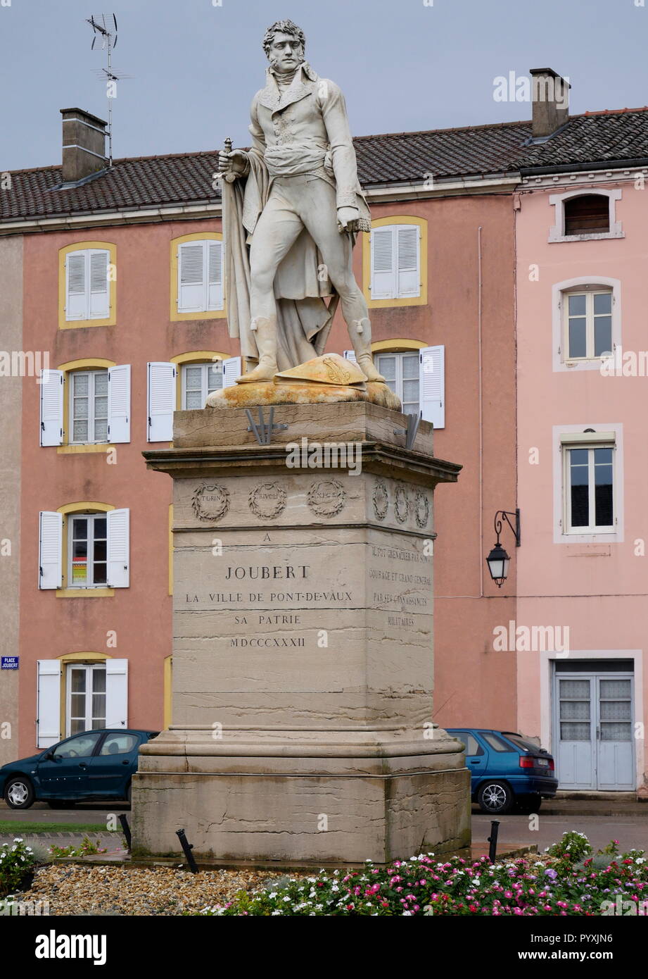 AJAXNETPHOTO. 2018. PONT DE VAUX, Francia. - Il giovane generale - Statua del soldato e generale BARTHELEMY CATHERINE JOUBERT (1769-1799) nel centro della città. JOUBERT è nato qui, morì nella battaglia di Novi, Italia. Foto:JONATHAN EASTLAND/AJAX REF:GX8_180910_847 Foto Stock