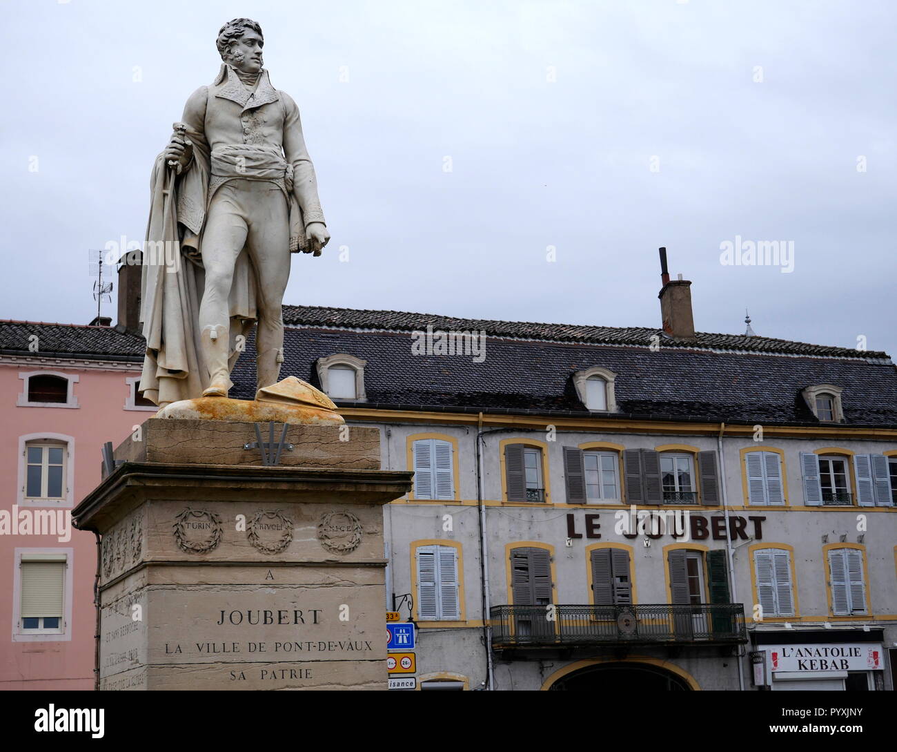 AJAXNETPHOTO. 2018. PONT DE VAUX, Francia. - Il giovane generale - Statua del soldato e generale BARTHELEMY CATHERINE JOUBERT (1769-1799) nel centro della città. JOUBERT è nato qui, morì nella battaglia di Novi, Italia. Foto:JONATHAN EASTLAND/AJAX REF:GX8 180910 851 Foto Stock