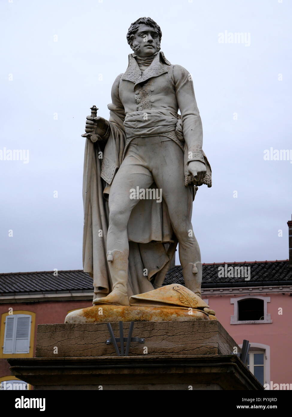 AJAXNETPHOTO. 2018. PONT DE VAUX, Francia. - Il giovane generale - Statua del soldato e generale BARTHELEMY CATHERINE JOUBERT (1769-1799) nel centro della città. JOUBERT è nato qui, morì nella battaglia di Novi, Italia. Foto:JONATHAN EASTLAND/AJAX REF:GX8_180910_854 Foto Stock