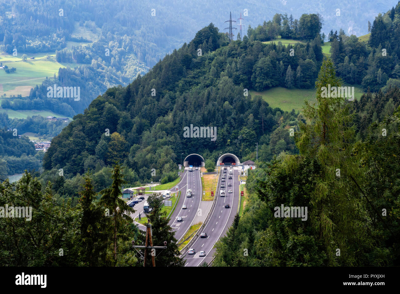 Bella vista sulle montagne e ingresso al tunnel autostradale vicino al villaggio di Werfen, Austria Foto Stock