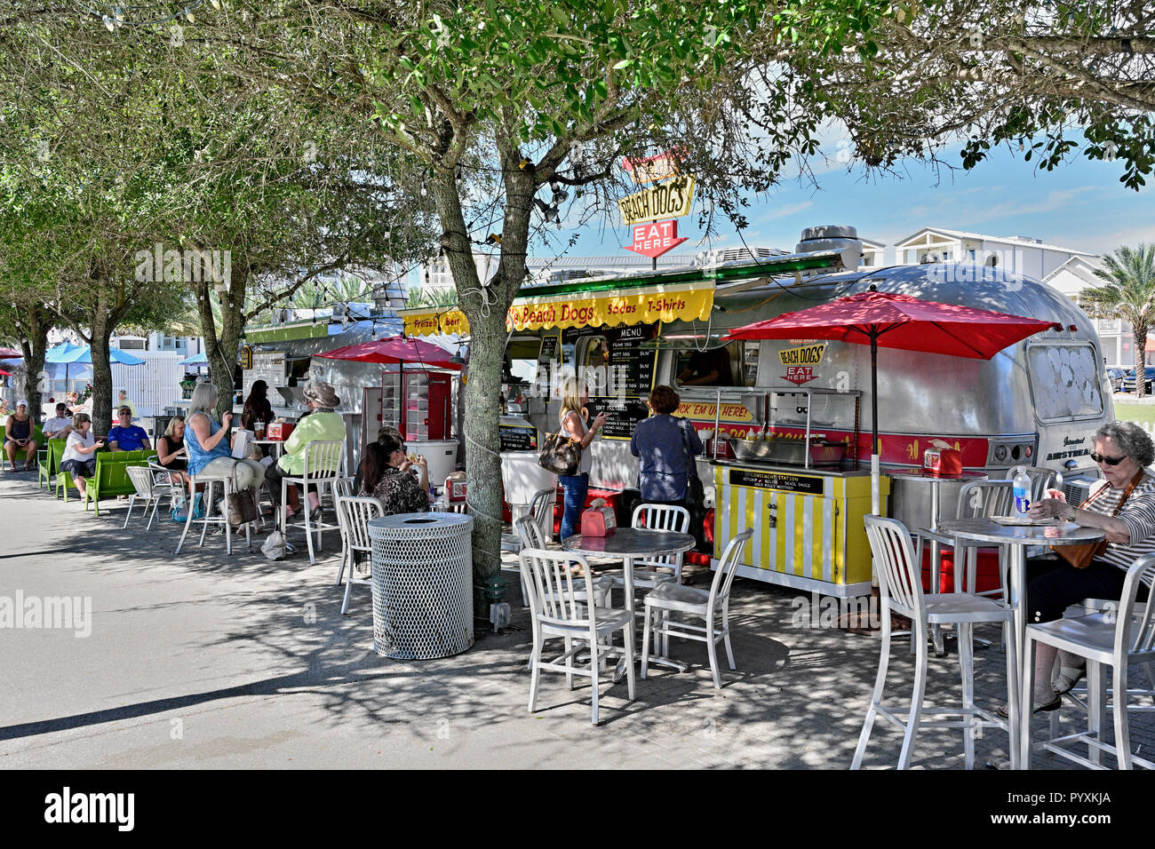 Cibo carrello o camion, con famiglie o di una famiglia di mangiare, presso la spiaggia cittadina di mare, Florida USA. Foto Stock