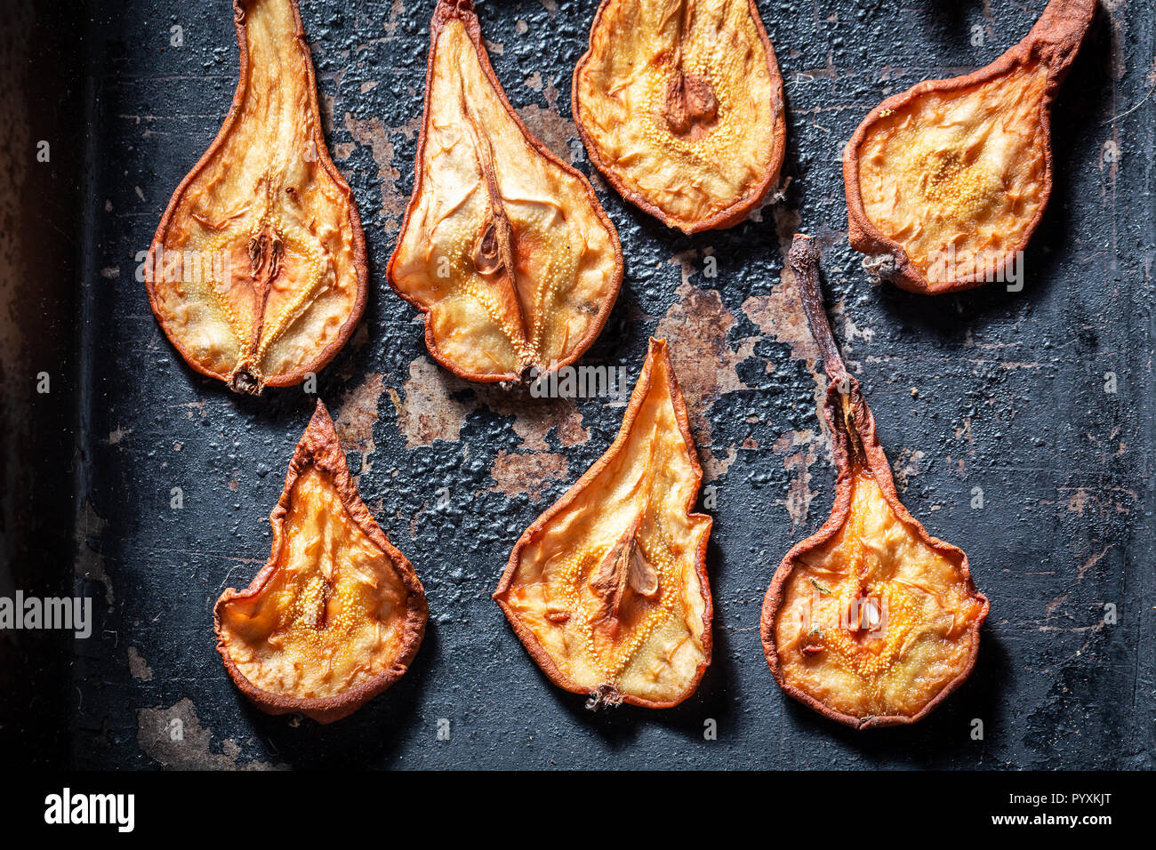 Sun sani di pere essiccate su una vecchia teglia da forno Foto stock - Alamy