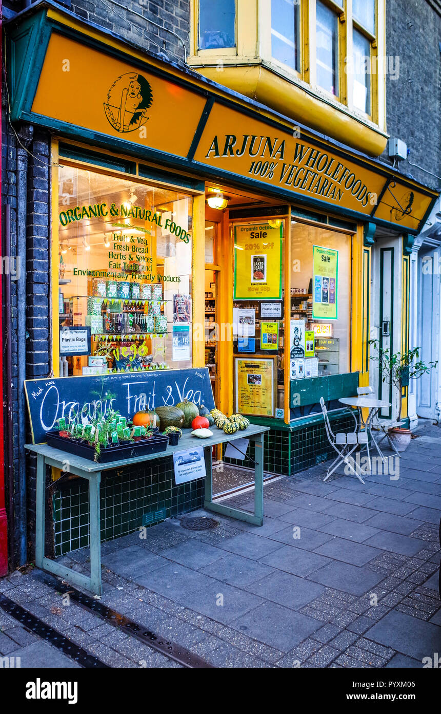 Il Arjuna integrali Shop in Mill road, Petersfield Cambridge, un'area di negozi indipendenti e ristoranti. Foto Stock
