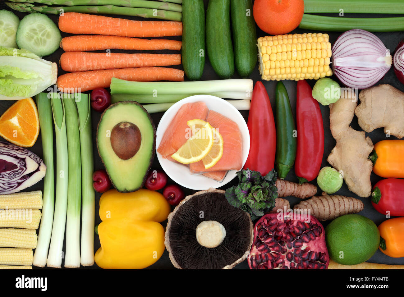 Super sano concetto alimentare per pulire il mangiare con il salmone fresco, frutta e verdura e spezie. Foto Stock