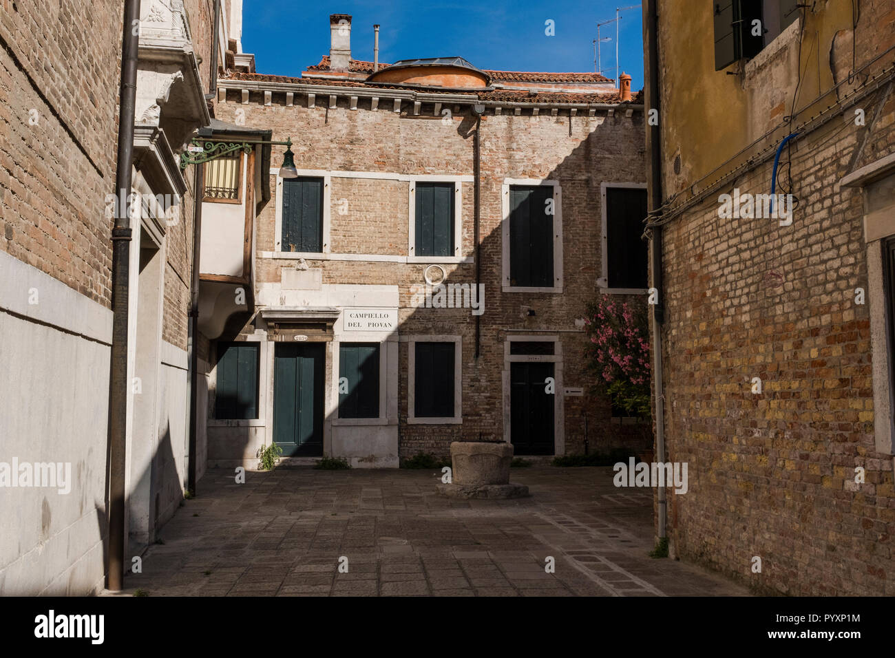 Dettagli dai calli e canali di Venezia, Italia Foto Stock