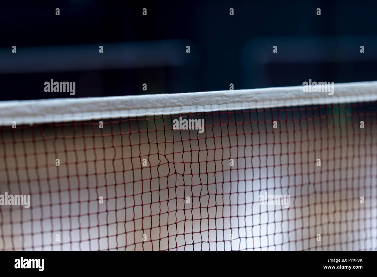 Badminton net indoor su badminton, vista ingrandita di badminton net con sfondo sfocato Foto Stock