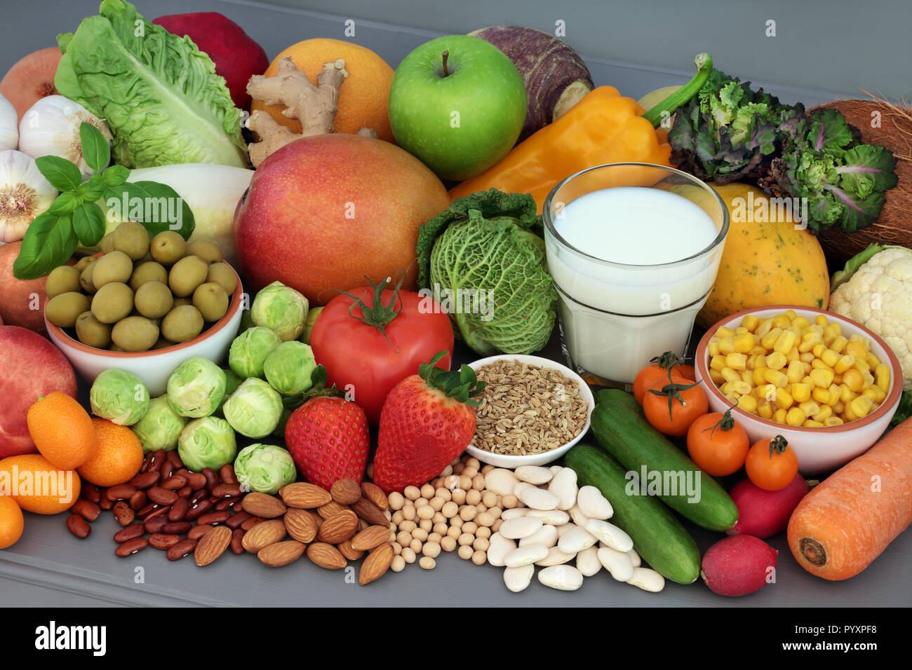 Metalli alcalini cibo sano per l'equilibrio del ph con frutta e verdura fresca, noci, legumi, erbe e spezie e latte. Foto Stock