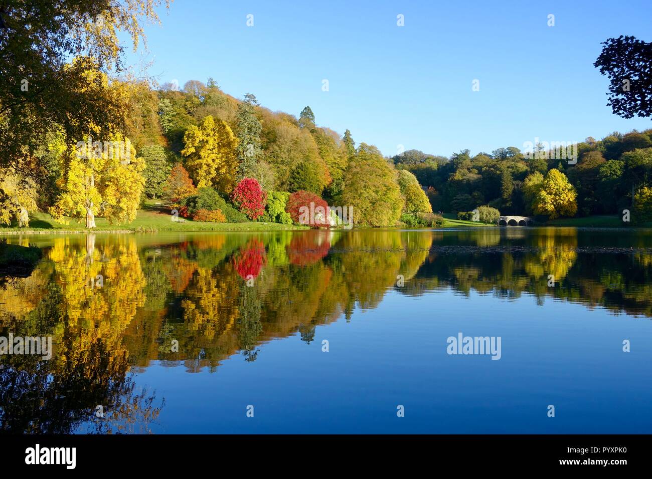 Autunno riflessioni a Stourhead lago e giardini Foto Stock