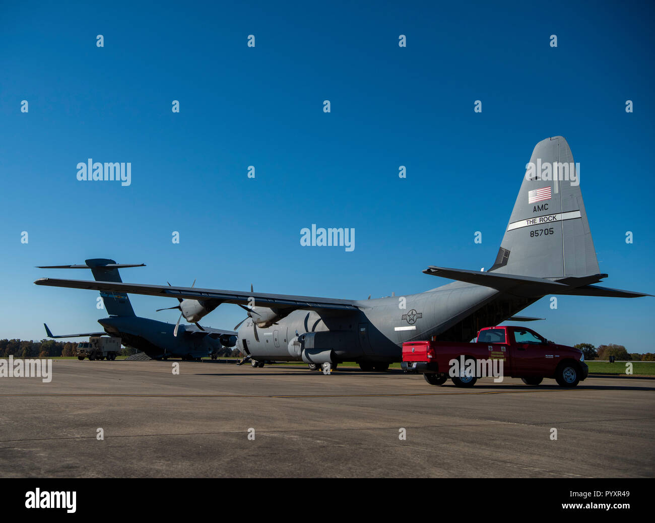 Airman 1. Classe Trevor Pearce, loadmaster, 3° Airlift Squadron, Dover Air Force Base, Del. 3 Airlift Squadron, Dover Air Force Base, Del., caricare un U.S. Luce dell'esercito di medie veicolo tattico nel comparto di carico di un C-17 Globemaster III a Fort Knox, KT, a sostegno del funzionamento patriota fedele il 29 ottobre 2018. Il C-17 Globemaster III e C-130J personale di volo previsto ponte aereo strategico per società di sede, 89La Polizia Militare brigata, Task Force, Griffin è la distribuzione per il sud-ovest della regione di confine per supportare e abilitare il Department of Homeland Security e di altre applicazione della legge agenzia Foto Stock