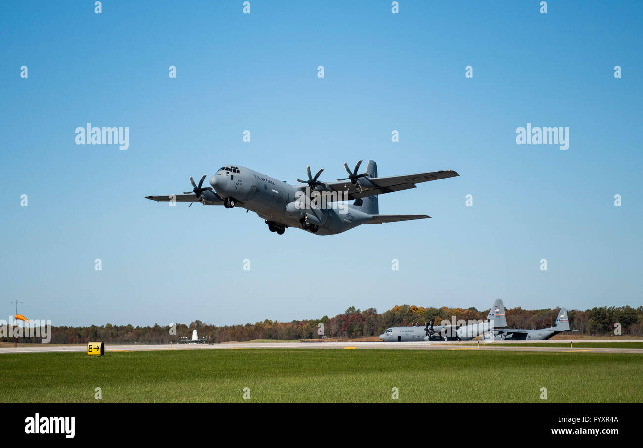 Una C-130J Super Ercole con la 61Airlift Squadron, Little Rock, AR, decolla da Fort Knox, KT, a sostegno del funzionamento patriota fedele il 29 ottobre 2018. Il C-17 Globemaster III e C-130J personale di volo previsto ponte aereo strategico per società di sede, 89La Polizia Militare brigata, Task Force, Griffin è la distribuzione per il sud-ovest della regione di confine per supportare e abilitare il Department of Homeland Security e di altre agenzie che effettuano sforzi coordinati per fissare il nostro confine sud-ovest. (U.S. Air Force foto di Airman 1. Classe Zoe M. Wockenfuss) Foto Stock