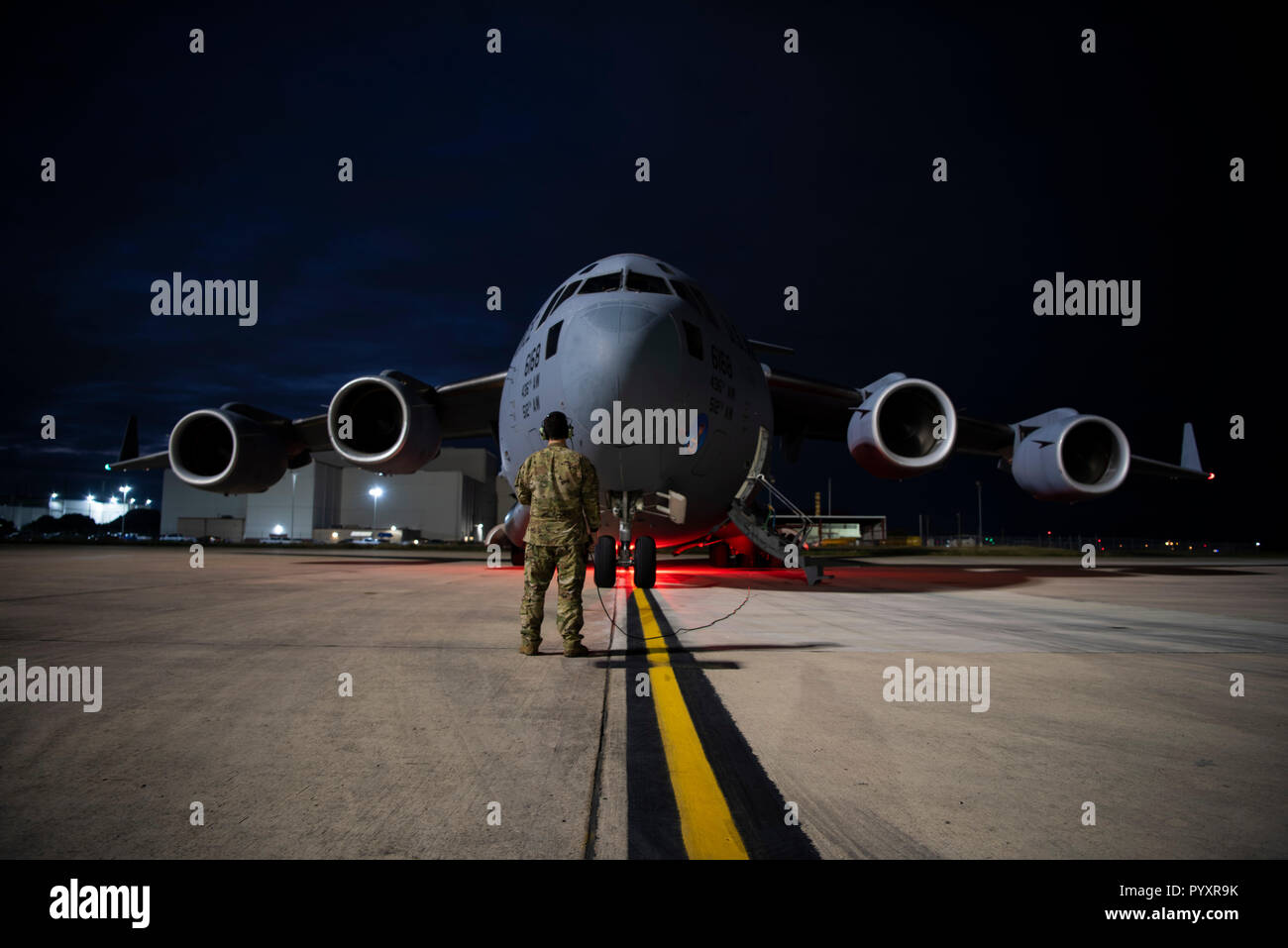 Airman 1. Classe Trevor Pearce, loadmaster con la terza Airlift Squadron, Dover Air Force Base, Del., pre-voli C-17 Globemaster III a Kelly Field, TX, a sostegno del funzionamento patriota fedele il 30 ottobre 2018. Il C-17 Globemaster III Equipaggi forniti ponte aereo strategico per società di sede, 89La Polizia Militare brigata, Task Force, Griffin è la distribuzione per il sud-ovest della regione di confine per supportare e abilitare il Department of Homeland Security e di altre agenzie che effettuano sforzi coordinati per fissare il nostro confine sud-ovest. (U.S. Air Force foto di Airman 1. Classe Zoe Foto Stock