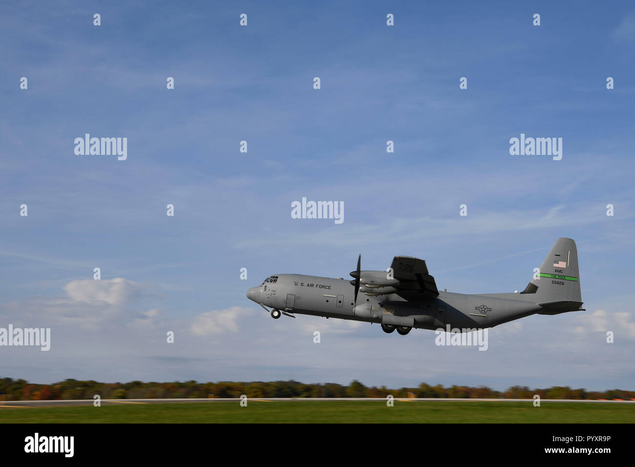 Una C-130J Super Hercules da la quarantunesima Airlift Squadron, Little Rock Air Force Base, Arkansas, decolla ott. 30, 2018 da Ft. Knox, Kentucky portando il personale e le attrezzature. Come diretto dal Dipartimento della Difesa attraverso il quartier generale dell'esercito, il C-130J Super Hercules purché la 541st Sapper Company con il trasporto per assistere Department of Homeland Security lungo il confine sud-ovest. (US Air Force foto di Airman Prima Classe Daniel A. Hernandez) Foto Stock