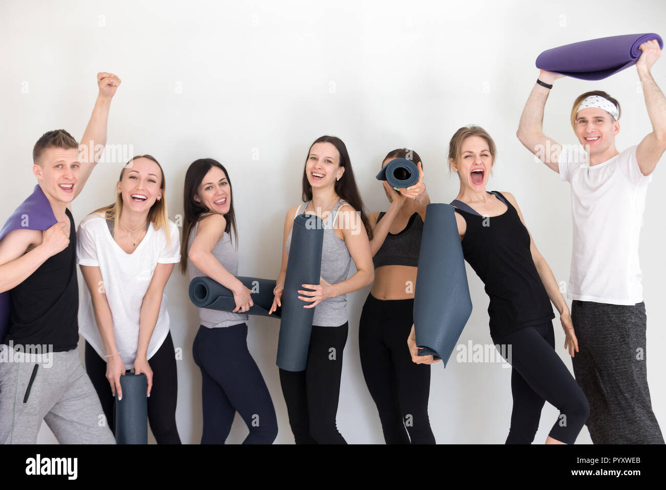 Gruppo di sportivi divertirsi stando insieme in palestra Foto Stock