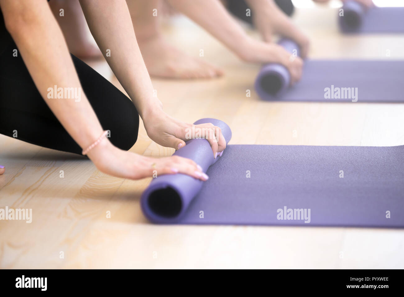 Chiudere le mani la piegatura Materassini da yoga Foto Stock