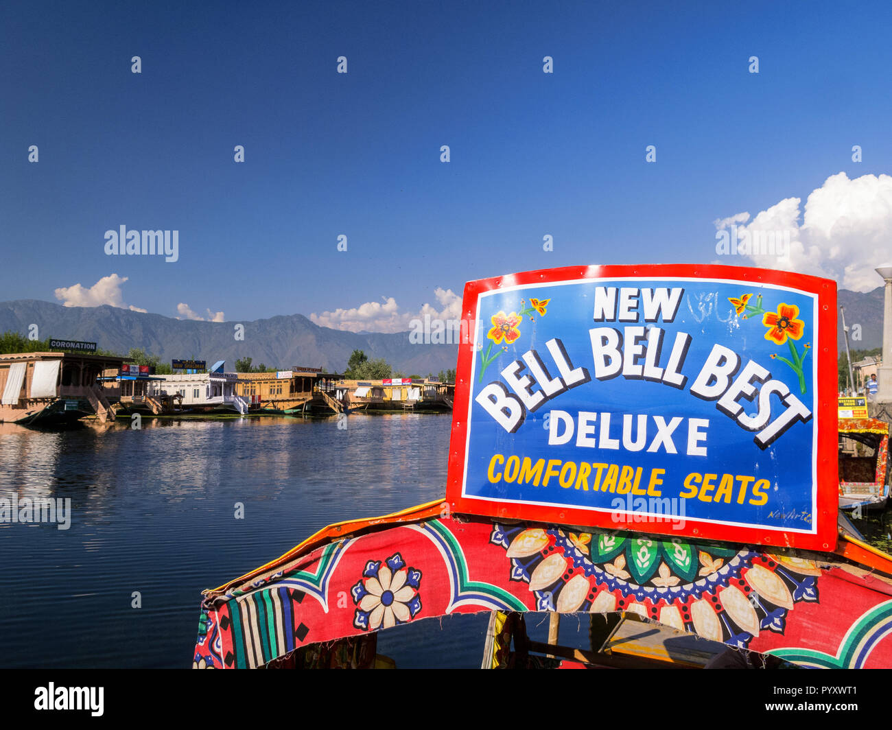 Confortevole shikaras sono famose per un rilassato bootride su dal lago Foto Stock