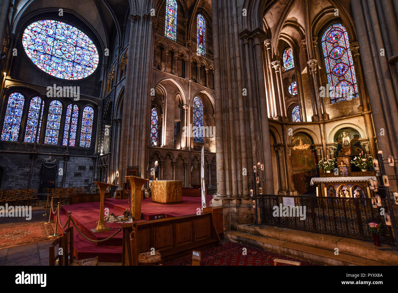 Dijon: interiore della chiesa di Notre Dame de Bon-Espoir, in precedenza chiamato la Madonna Nera, un capolavoro del XIII secolo architettura gotica Foto Stock