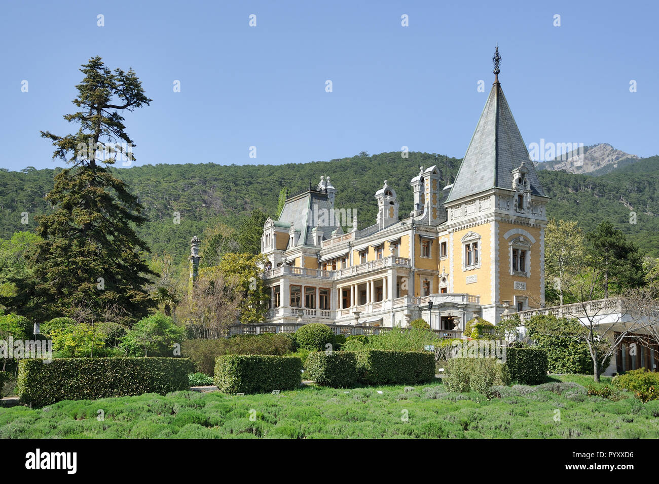 Palazzo di Massandra incorniciata dagli alberi e le montagne sullo sfondo Foto Stock