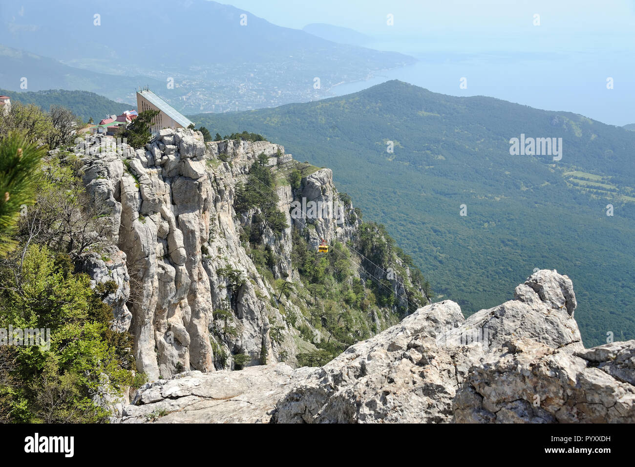 Giallo auto sulla Funivia del Monte Ai-Petri Foto Stock