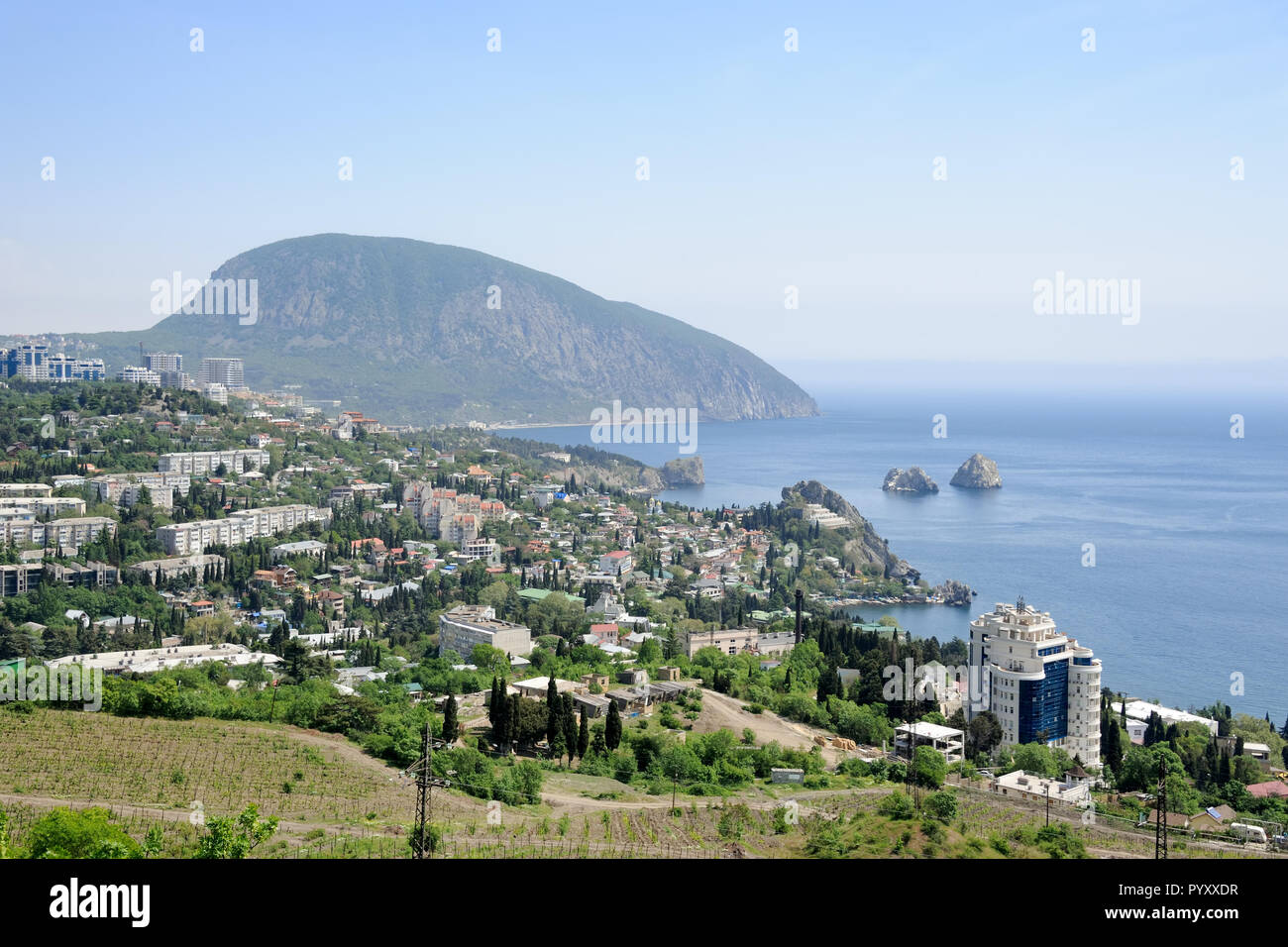 Deselezionando l'aria sopra Gurzuf Bay dopo una tempesta di nebbia Foto Stock