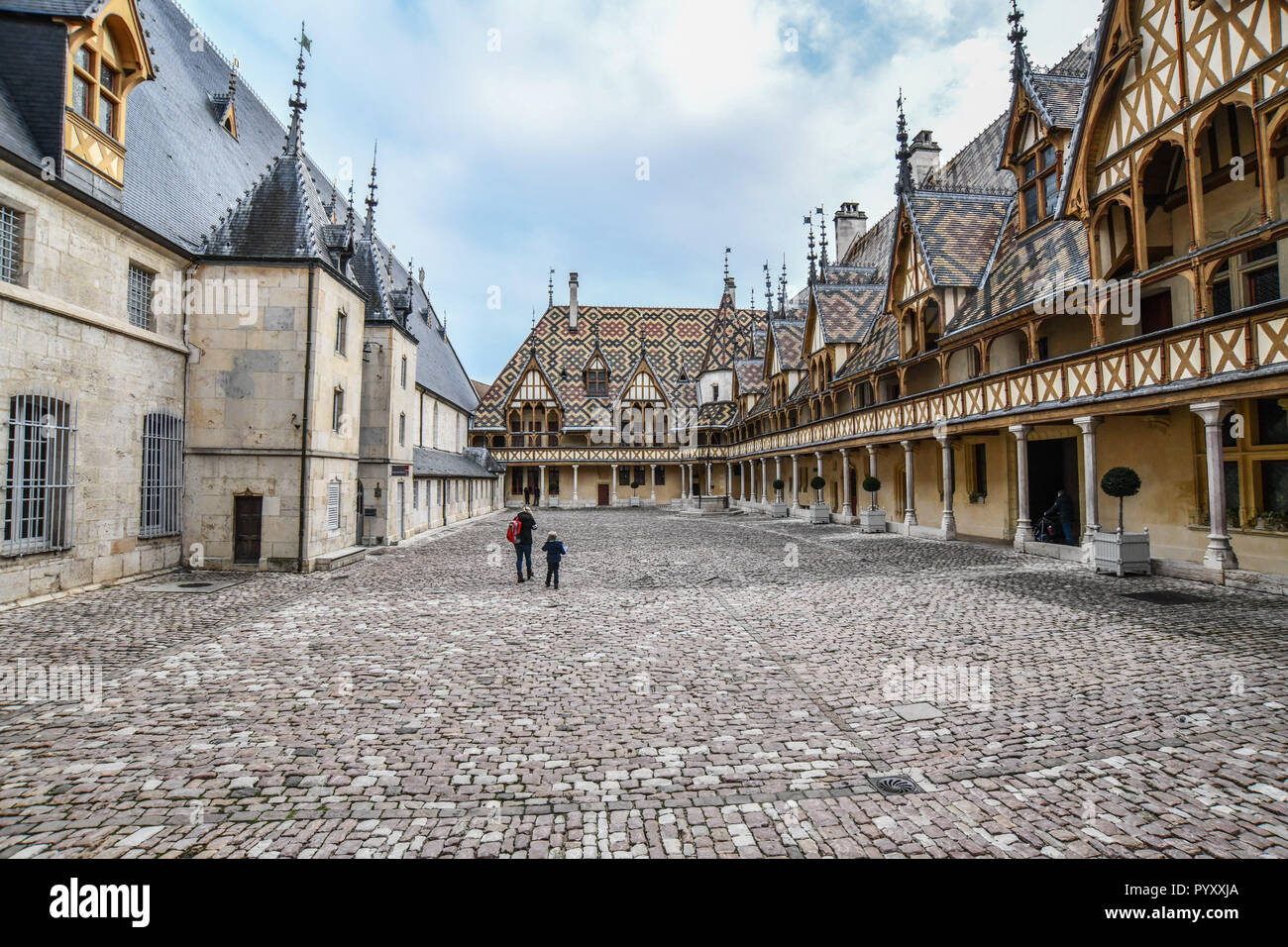 Beaune (Centrale Francia orientale): Hospices de Beaune's edificio vista dal cortile interno con la sua policromatiche piastrelle smaltate di tetti Foto Stock Beaune (Centrale Francia orientale): Hospices de Beaune's edificio vista dal cortile interno con la sua policromatiche piastrelle smaltate di tetti Foto Stock