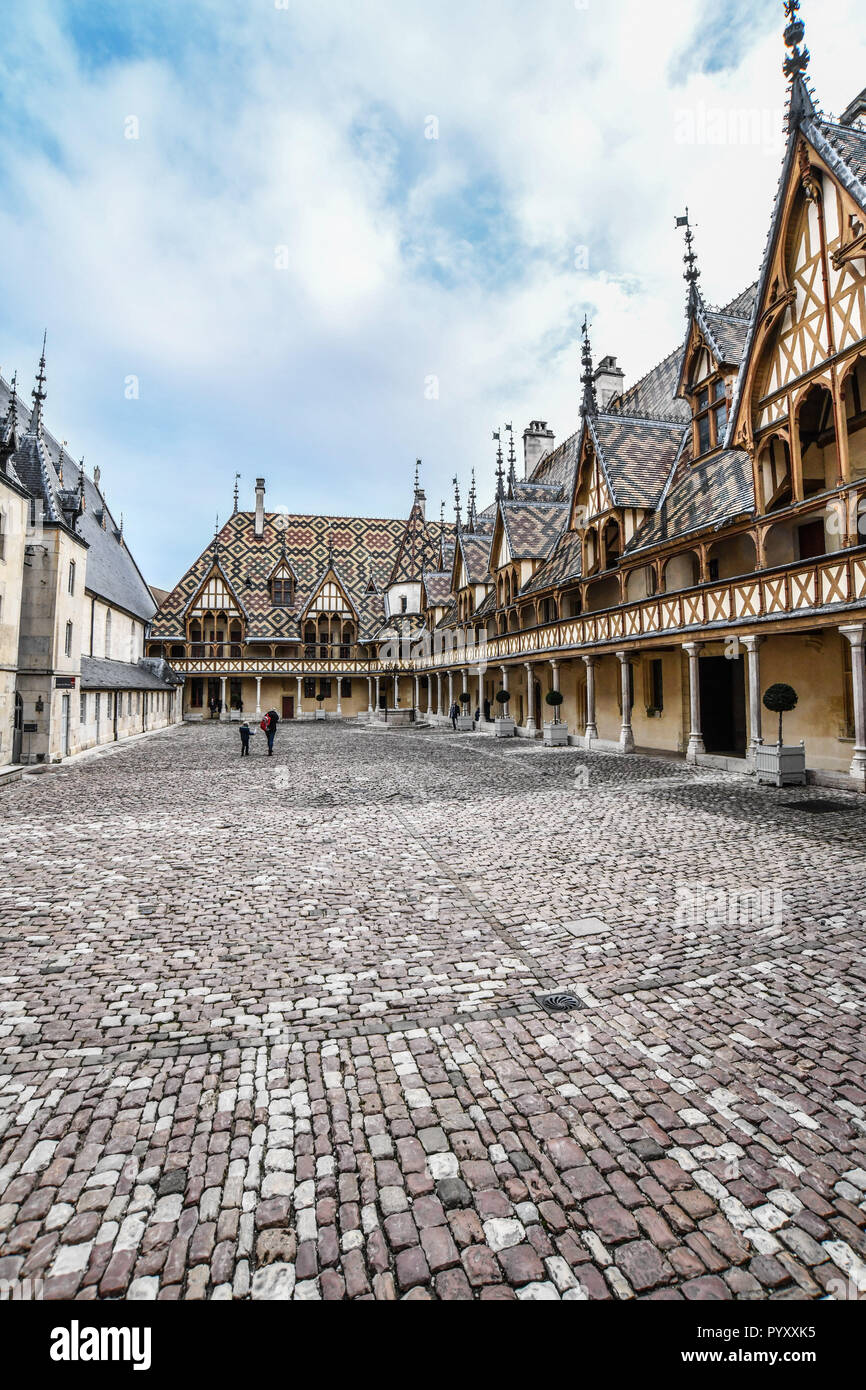 Beaune (Centrale Francia orientale): Hospices de Beaune's edificio vista dal cortile interno con la sua policromatiche piastrelle smaltate di tetti Foto Stock