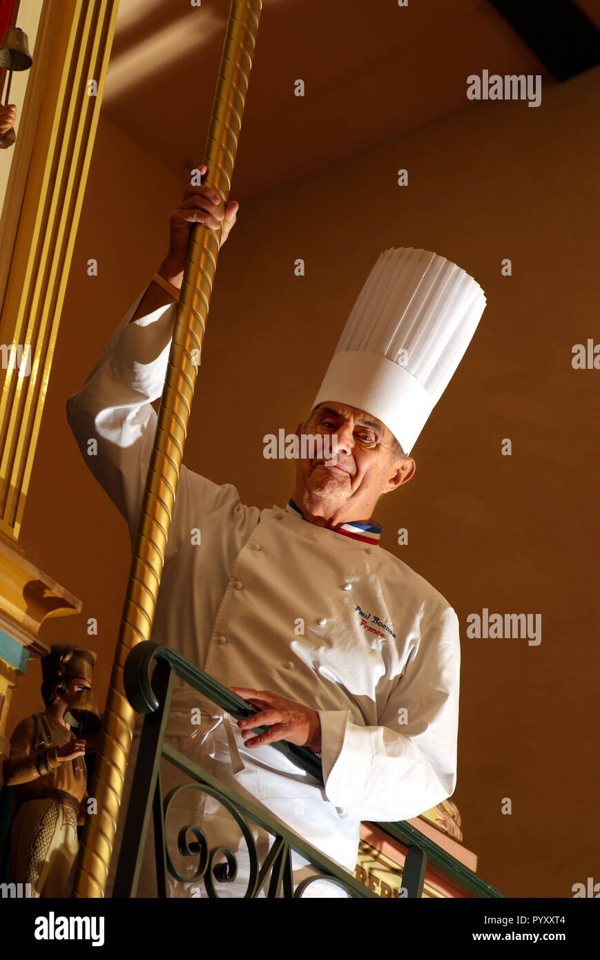 Collonges au Mont d'Or (est-Francia centrale nella regione Rhone-Alpes). 2006/03/03. Famoso chef Paul Bocuse nella cucina del suo ristorante Foto Stock