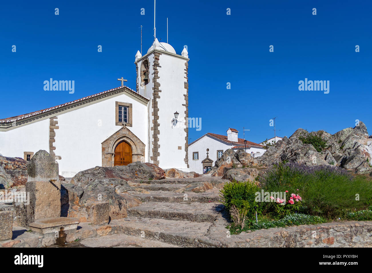 Medieval Igreja de Santiago chiesa in Marvao, Alto Alentejo, Portogallo. Tipiche e tradizionali Alentejo pareti dipinte di bianco Foto Stock