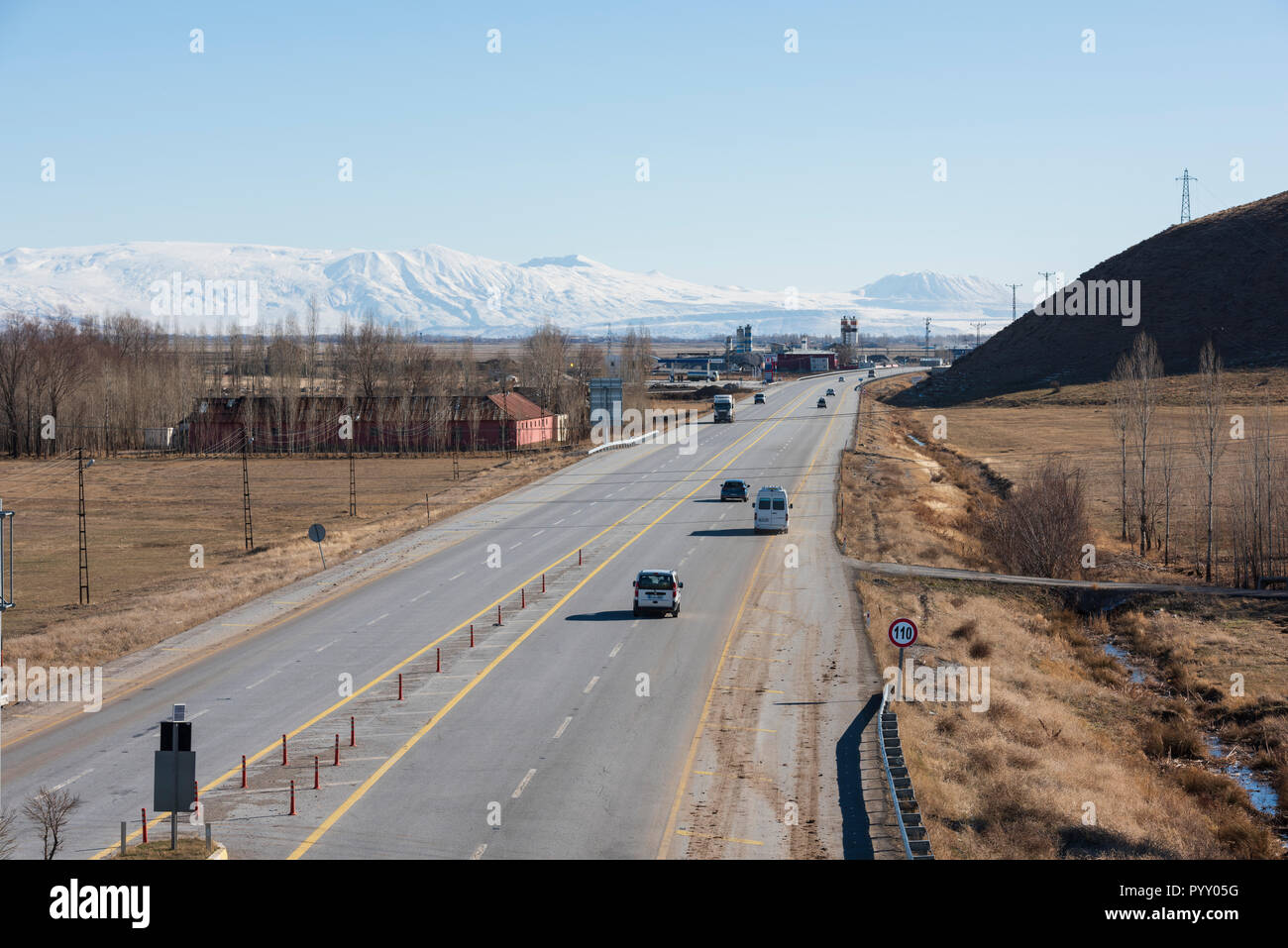 Città MUS, Turchia, dicembre 03, 2016; la strada tra le UM e le città di Diyarbakir. Il modo di uscire dalla città di provincia Mus. Mus e Diyarbakir, la Turchia Foto Stock