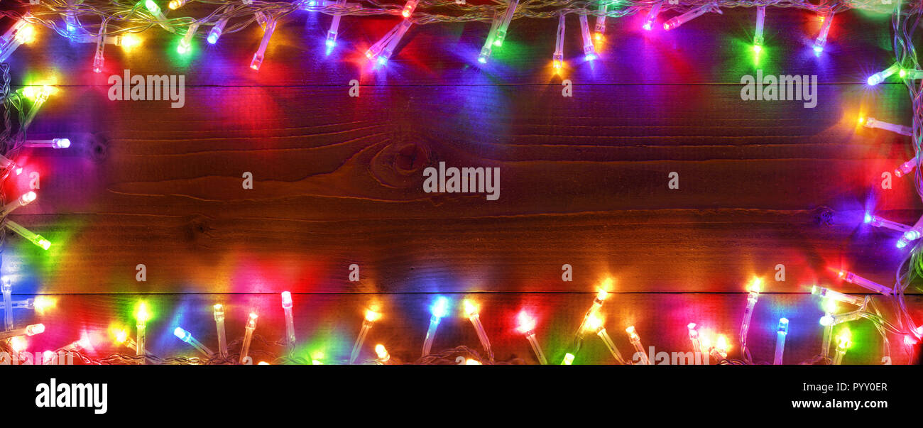 Colorate luci di stringa su legno - Telaio di Natale Foto Stock