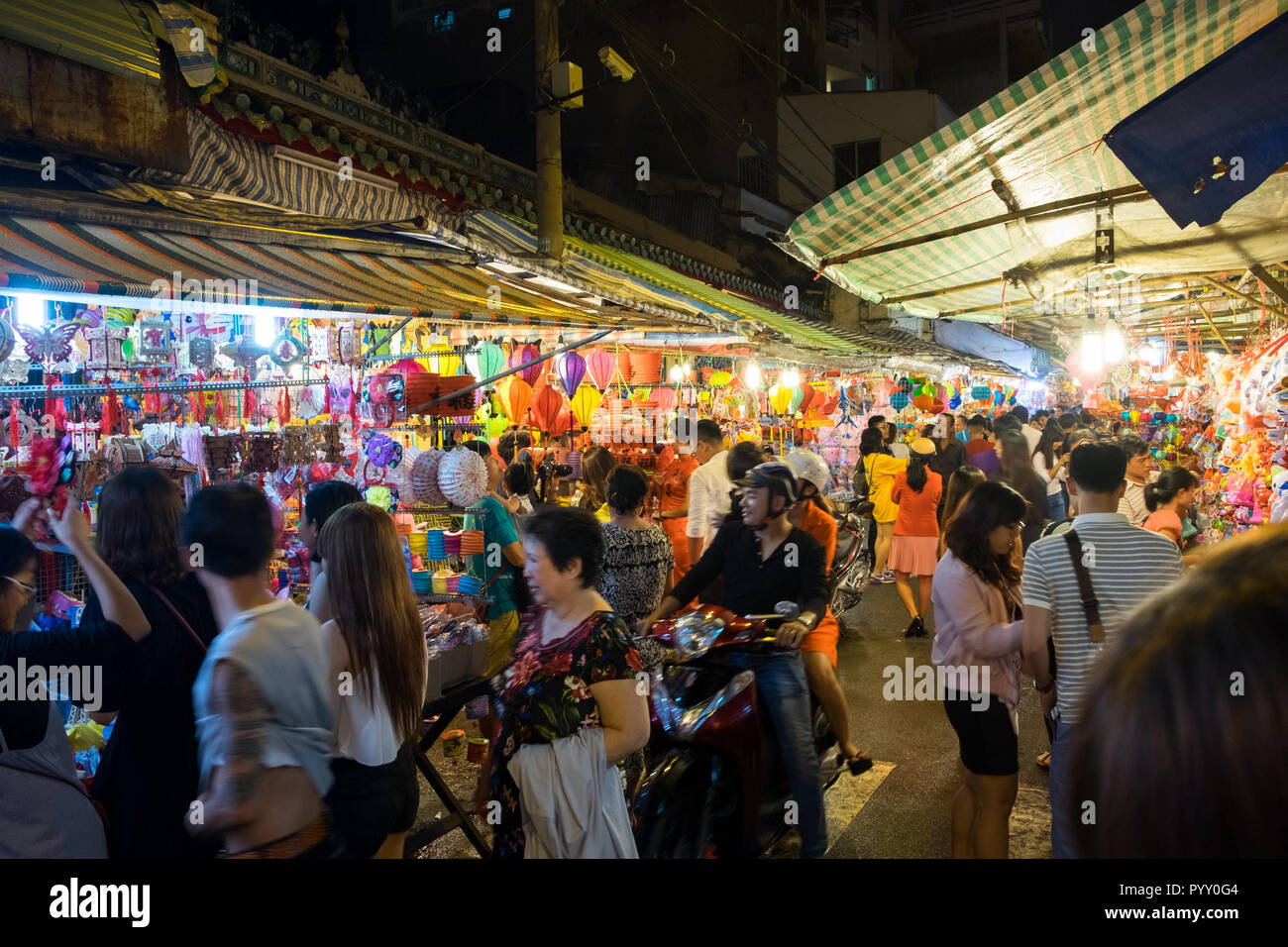 Lanterne in vendita in Chinatown, Ho Chi Minh City, Vietnam per il festival di metà autunno Foto Stock
